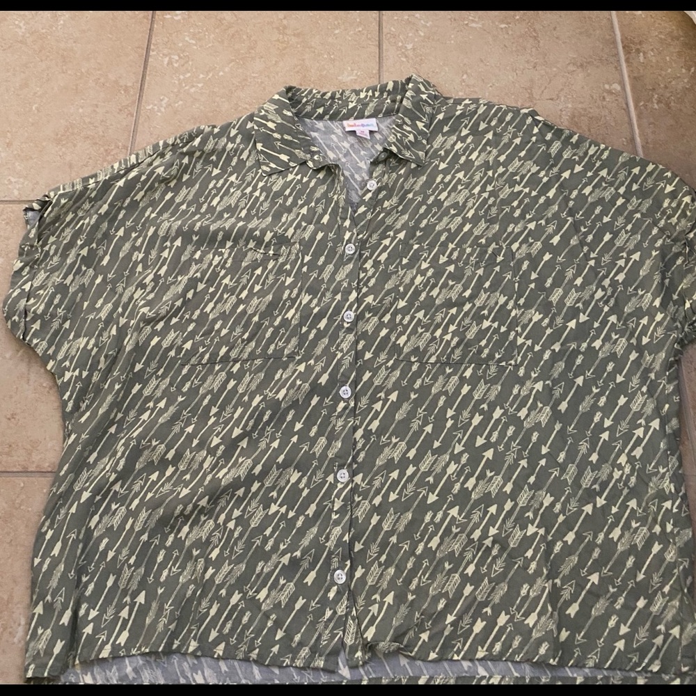 Woman’s Medium LuLaRoe Button down top